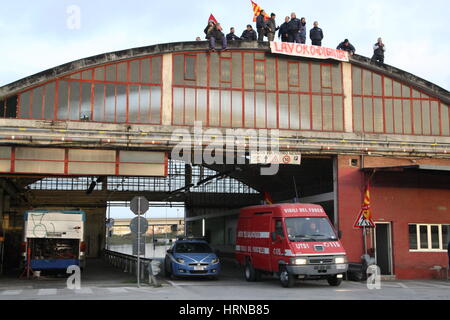 Arzano, Italien. 2. März 2017. Die Arbeiter des Reinigungsunternehmens induzierte CTP (Compagnia Trasporti Pubblici) kletterte auf das Dach der Speicherbus Arzano (Napoli), extreme Maßnahmen, in Form von Protest fordert Maßnahmen gegen Stellenabbau droht. Bildnachweis: Salvatore Esposito/Pacific Press/Alamy Live-Nachrichten Stockfoto