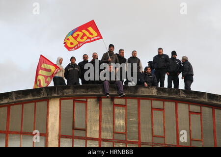 Arzano, Italien. 2. März 2017. Die Arbeiter des Reinigungsunternehmens induzierte CTP (Compagnia Trasporti Pubblici) kletterte auf das Dach der Speicherbus Arzano (Napoli), extreme Maßnahmen, in Form von Protest fordert Maßnahmen gegen Stellenabbau droht. Bildnachweis: Salvatore Esposito/Pacific Press/Alamy Live-Nachrichten Stockfoto