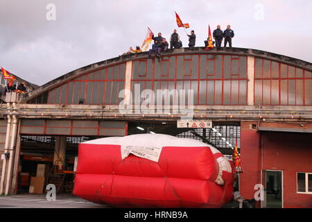 Arzano, Italien. 2. März 2017. Die Arbeiter des Reinigungsunternehmens induzierte CTP (Compagnia Trasporti Pubblici) kletterte auf das Dach der Speicherbus Arzano (Napoli), extreme Maßnahmen, in Form von Protest fordert Maßnahmen gegen Stellenabbau droht. Bildnachweis: Salvatore Esposito/Pacific Press/Alamy Live-Nachrichten Stockfoto