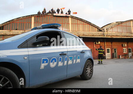 Arzano, Italien. 2. März 2017. Die Arbeiter des Reinigungsunternehmens induzierte CTP (Compagnia Trasporti Pubblici) kletterte auf das Dach der Speicherbus Arzano (Napoli), extreme Maßnahmen, in Form von Protest fordert Maßnahmen gegen Stellenabbau droht. Bildnachweis: Salvatore Esposito/Pacific Press/Alamy Live-Nachrichten Stockfoto