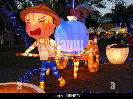 KAOHSIUNG, TAIWAN--13. Februar 2016: bunte Laternen sind an den Ufern des Flusses Liebe angezeigt, während das Laternenfest 2016 Kaohsiung Stockfoto