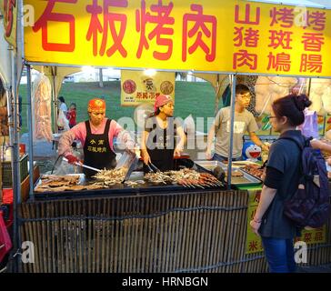 KAOHSIUNG, TAIWAN--13. Februar 2016: ein Stall verkauft einheimische Lebensmittel während das Laternenfest 2016 auf einer eisernen Pfanne gekocht. Stockfoto