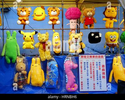 KAOHSIUNG, TAIWAN--13. Februar 2016: ausgestopfte Tiere und Spielzeug sind als Preise bei einem Geschicklichkeitsspiel während das Laternenfest 2016 angeboten. Stockfoto