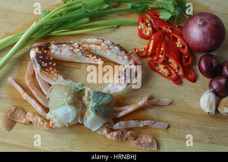 Frisches Gemüse und Zutaten für das Kochen auf hölzernen background.top Ansicht, Platz für Text. Stockfoto