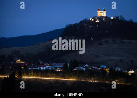 Kalvarienberg in Banska Stiavnica nachts, Slowakei Stockfoto