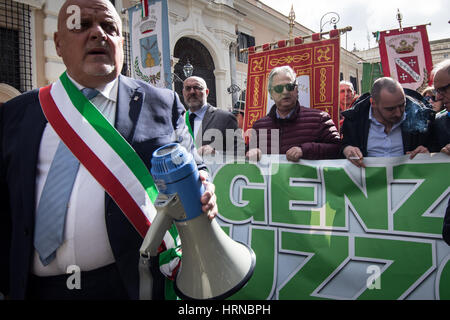 Rom, Italien. 2. März 2017. Bürgermeister von Teramo Maurizio Brucchi während der Demonstration, gefördert durch die Provinzen der Abruzzen, die Änderung der Verordnung über das Erdbeben zu verlangen. Bildnachweis: Andrea Ronchini/Pacific Press/Alamy Live-Nachrichten Stockfoto