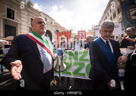 Rom, Italien. 2. März 2017. Bürgermeister von Termoli, Maurizio Brucchi und Präsident der Provinz Teramo, Renzo Sabatino während der Demonstration, gefördert durch die Provinzen der Abruzzen, die Änderung der Verordnung über das Erdbeben zu verlangen. Bildnachweis: Andrea Ronchini/Pacific Press/Alamy Live-Nachrichten Stockfoto