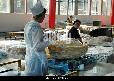 YEREVAN, Armenien - 16. Juli 2006: Nicht identifizierten Verkaufspersonen verkaufen ihre traditionellen armenischen Brot auf dem Basar des Marktes Yerevan, Armenien Stockfoto