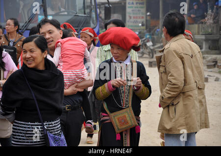 SAPA, VIETNAM - 24. Februar 2013: Unidentified Red Dao (Red Yao, Dzao) Frauen warten auf den lokalen Bus in das Dorf Ta Phin. Sie sind chinesische mi Stockfoto