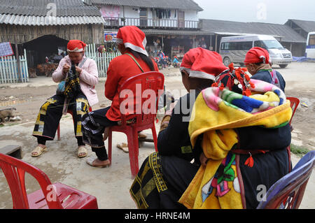 SAPA, VIETNAM - 24. Februar 2013: Unidentified Red Dao (Red Yao, Dzao) Frauen im Dorf Ta Phin nähen. Sie sind chinesische Minderheit in Vietnam Stockfoto