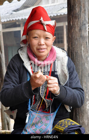 SAPA, VIETNAM - 24. Februar 2013: Unidentified Red Dao (Red Yao, Dzao) Frau im Dorf Ta Phin nähen. Sie sind chinesische Minderheit in Vietnam Stockfoto