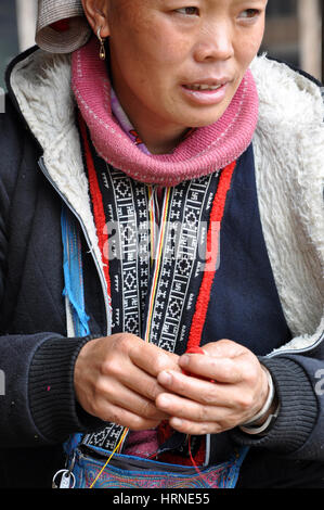 SAPA, VIETNAM - 24. Februar 2013: Unidentified Red Dao (Red Yao, Dzao) Frau im Dorf Ta Phin nähen. Sie sind chinesische Minderheit in Vietnam Stockfoto