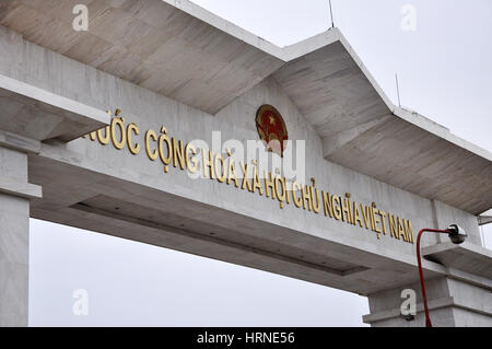 LAO CAI, VIETNAM - 23. Februar 2013: Die Grenze zwischen Vietnam und China in Lao Cai über den Red River ist jeden Tag von Hunderten von einheimischen überschritten Stockfoto