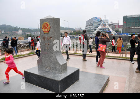 LAO CAI, VIETNAM - 23. Februar 2013: Die Grenze zwischen Vietnam und China in Lao Cai über den Red River ist jeden Tag von Hunderten von einheimischen überschritten Stockfoto