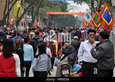 LAO CAI, VIETNAM - 23. Februar 2013: Die Grenze zwischen Vietnam und China in Lao Cai wird jeden Tag von Hunderten von Einheimischen und Touristen zu Fuß durchquert Stockfoto