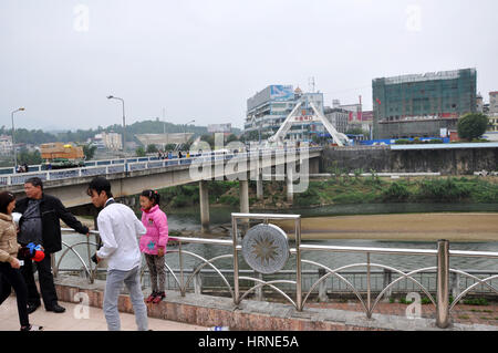 LAO CAI, VIETNAM - 23. Februar 2013: Die Grenze zwischen Vietnam und China in Lao Cai über den Red River ist jeden Tag von Hunderten von einheimischen überschritten Stockfoto