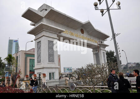 LAO CAI, VIETNAM - 23. Februar 2013: Die Grenze zwischen Vietnam und China in Lao Cai über den Red River ist jeden Tag von Hunderten von einheimischen überschritten Stockfoto