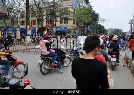 LAO CAI, VIETNAM - 23. Februar 2013: Die Grenze zwischen Vietnam und China in Lao Cai wird jeden Tag von Hunderten von Einheimischen und Touristen zu Fuß durchquert Stockfoto