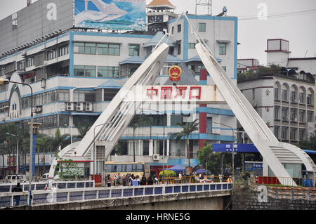 LAO CAI, VIETNAM - 23. Februar 2013: Die Grenze zwischen Vietnam und China in Lao Cai über den Red River ist jeden Tag von Hunderten von einheimischen überschritten Stockfoto