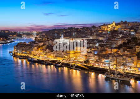 Ribeira am Abend in Porto, Portugal Stockfoto