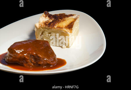 köstliches geschmortes Rindfleisch Braten mit traditionellen italienischen Nudeln Stockfoto