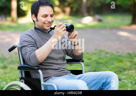 Lächelnder Mann mit einer spiegellose Kamera Stockfoto