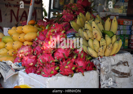 HO CHI MINH, VIETNAM - 4. März 2013: Die traditionellen Obstmarkt in Saigon aktualisiert wird jeden Tag mit frischen Früchten wie Banane, Paasion Früchte oder Mann Stockfoto