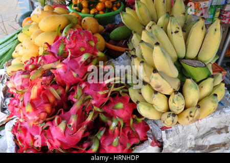 HO CHI MINH, VIETNAM - 4. März 2013: Die traditionellen Obstmarkt in Saigon aktualisiert wird jeden Tag mit frischen Früchten wie Banane, Paasion Früchte oder Mann Stockfoto