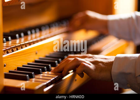 Männliche Hände spielt Klavier Stockfoto