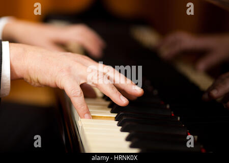 Männliche Hände spielt Klavier Stockfoto