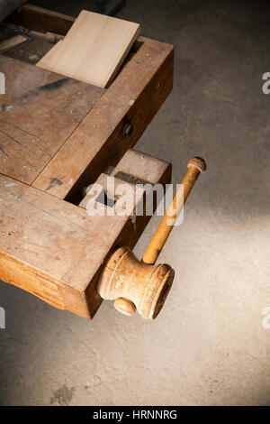 Alte Schreinerei Holz Klammer hautnah Stockfoto