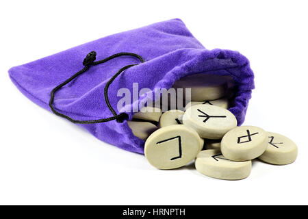 Tasche mit Runen Fliesen isoliert auf weißem Hintergrund Stockfoto