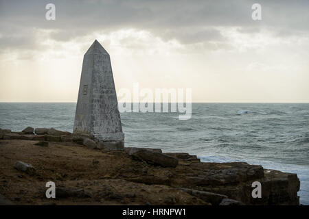 Raue See und stürmische Himmel aus Portland Bill hinter dem Denkmal, Portland, Dorset, Großbritannien Stockfoto