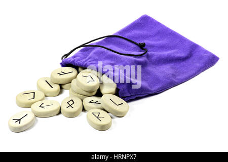 Tasche mit Runen Fliesen isoliert auf weißem Hintergrund Stockfoto