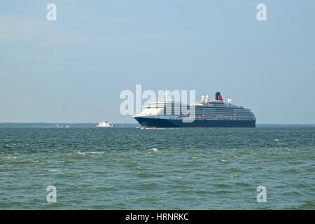 Das Kreuzfahrtschiff Cunard es MS Queen Victoria als es bestanden Fort Victoria Überschrift auf dem Solent in Richtung der Nadeln Verzwergung der Isle Of Wight Fähre. Stockfoto