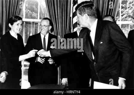 Präsident Kennedy und Frances Kelsey, 1962 Stockfoto