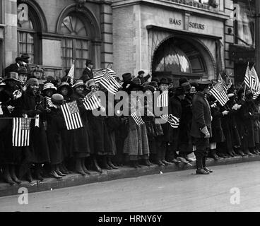 WWI, NYC, Menschenmassen erwarten 369th Infanterie, 1919 Stockfoto