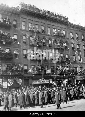 WWI, NYC, Menschenmassen erwarten 369th Infanterie, 1919 Stockfoto