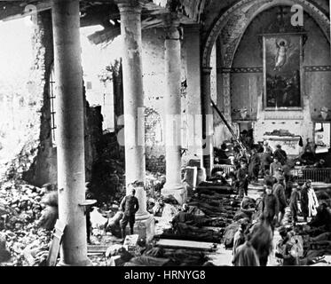 WWI, erste Hilfe-Station im zerbombten Out Kirche, 1918 Stockfoto