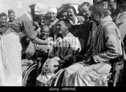 WWI, Rot-Kreuz-Krankenschwester mit verwundeten Soldaten Stockfoto