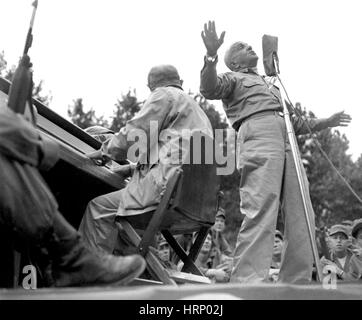 Al Jolson unterhält Truppen in Korea, 1950 Stockfoto