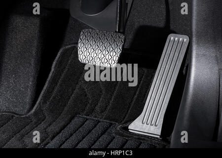 https://l450v.alamy.com/450vde/hrp1c3/bremse-und-gaspedal-pedal-automatikgetriebe-autos-hrp1c3.jpg