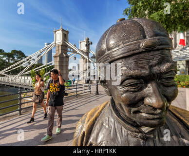 DER Fluss des Händlers, Bronze-Skulptur des Aw t Hong, Flint Street, Fullerton Square, Anderson Bridge, Singapur, Singapur, Asien, Singapur Stockfoto