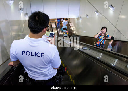 Polizei, Polizei-Präsenz in Chinatown, u-Bahn station, Chinatown, Singapur SE4, Chinatown, Singapur, Asien Stockfoto