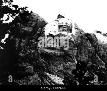 Schnitzen Washingtons Kopf, Mount Rushmore, 1930er Jahre Stockfoto