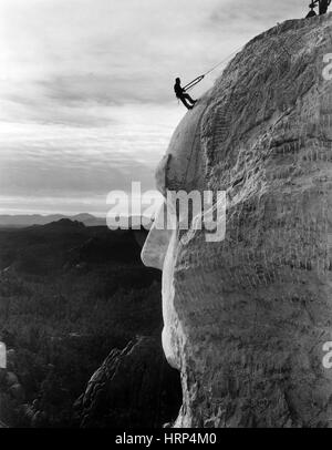 Arbeiter, die Skalierung Kopf am Mount Rushmore, 1930er Jahre Stockfoto