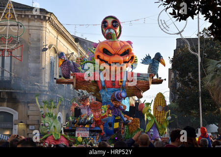 Acireale (CT), Italien - 28. Februar 2017: allegorische Float, Darstellung einer Vogelscheuche mit einem Kürbis Kopf während der Karnevalsumzug Stockfoto