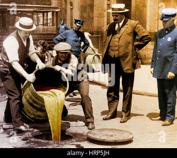 Verbot Agenten Dump Schnaps in Kanalisation, NYC Stockfoto