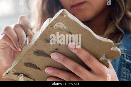 Hände, die Arbeiten an der Töpferscheibe Stockfoto