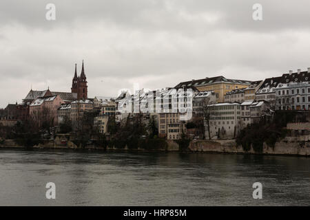 Ein Foto von der Skyline von Basel, Schweiz. Die Nordseite der Seelendorf entnommen an einem verschneiten Wintertag. Stockfoto